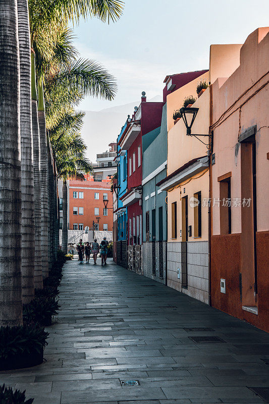 在特内里费岛的Puerto de la Cruz，西班牙的建筑物的人行道和观光视图